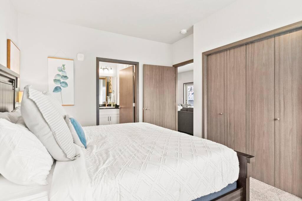 Spacious New 2 Bed 2 Bath By Downtown