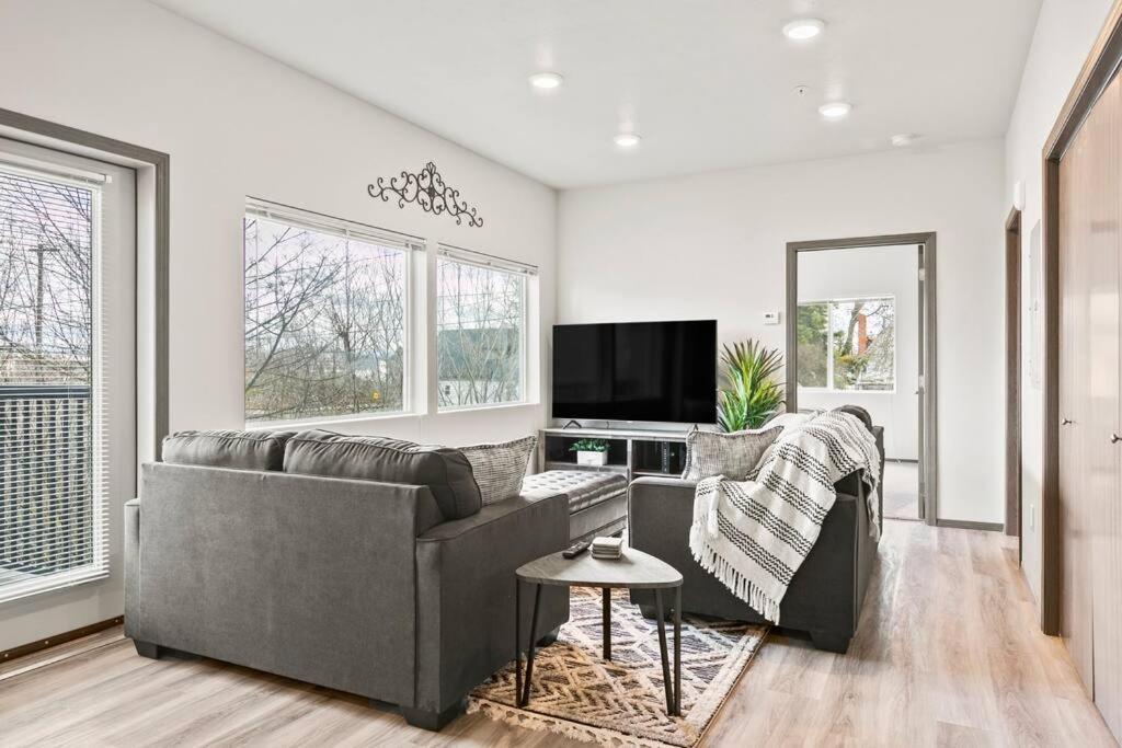 Apartment Spacious New 2 Bed 2 Bath By Downtown *