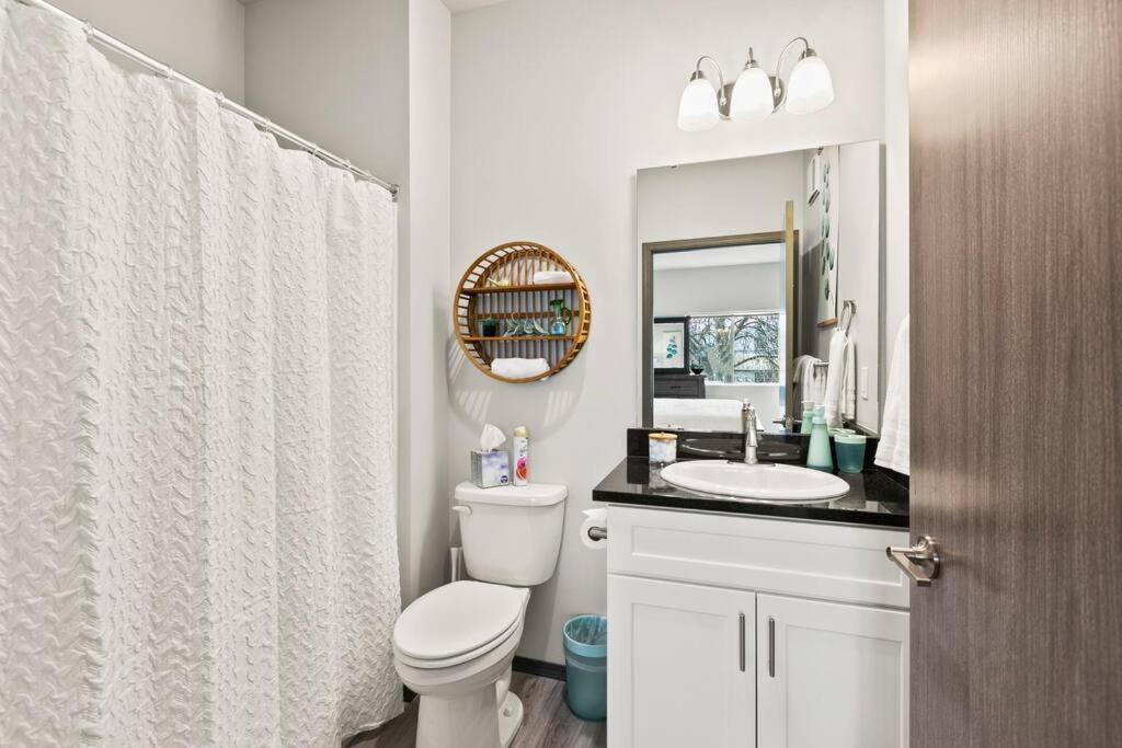Apartment Spacious New 2 Bed 2 Bath By Downtown