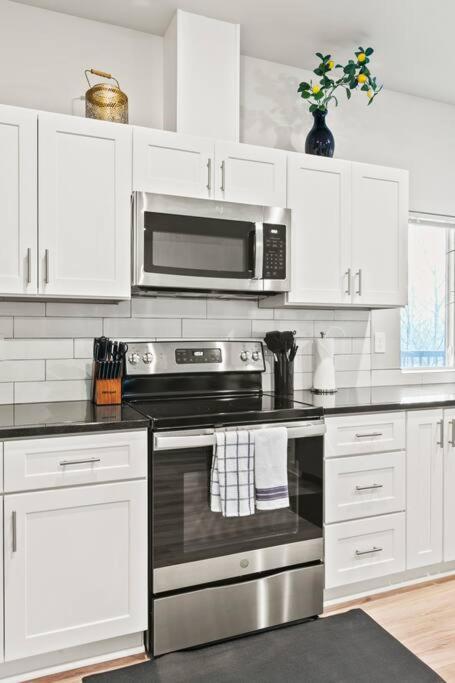Spacious New 2 Bed 2 Bath By Downtown *