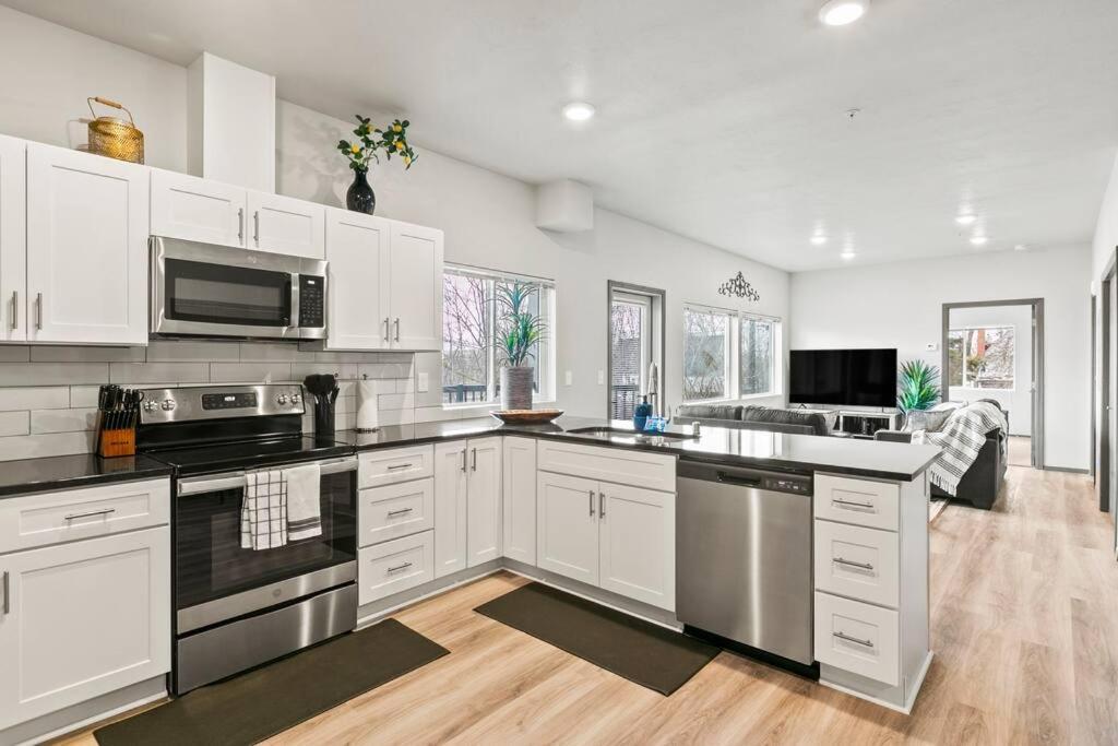 Apartment Spacious New 2 Bed 2 Bath By Downtown