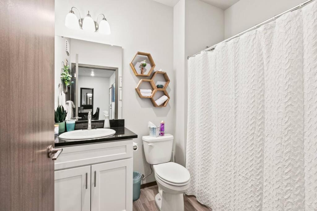 Spacious New 2 Bed 2 Bath By Downtown