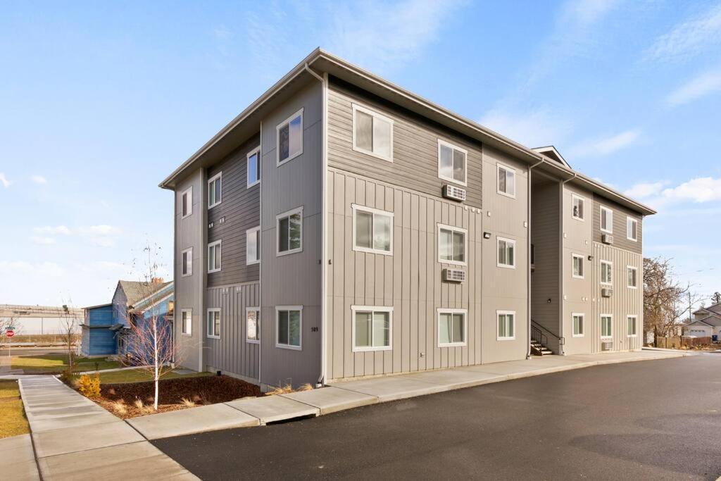 Apartment Spacious New 2 Bed 2 Bath By Downtown