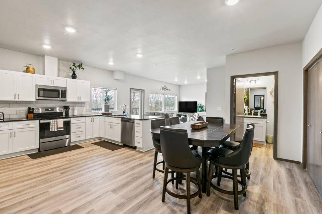 Apartment Spacious New 2 Bed 2 Bath By Downtown *