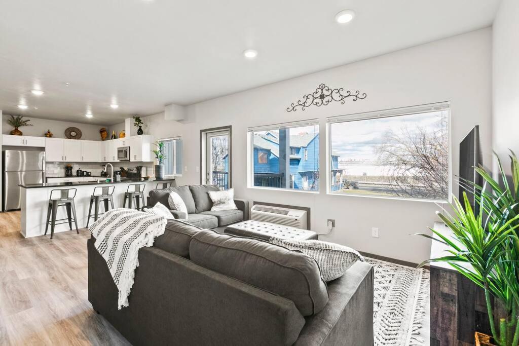 Spacious New 2 Bed 2 Bath By Downtown