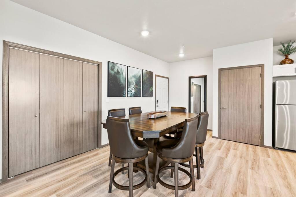 Spacious New 2 Bed 2 Bath By Downtown *