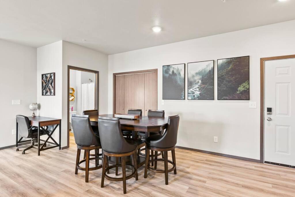 Spacious New 2 Bed 2 Bath By Downtown Apartment *